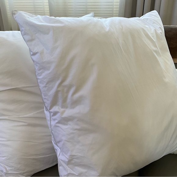 Set of 2 Bloomingdale’s down alternative inserts !!Considering offers!! - Picture 2 of 6